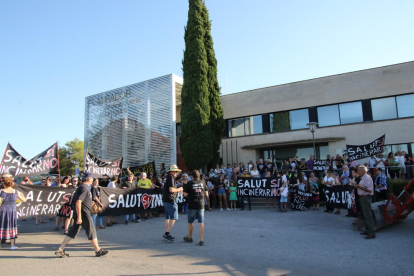 La plataforma contraria a que Tracjusa trate basura (izquierda) y la cooperativa GAP (derecha) se manifestaron al mismo tiempo ante la sede del consell de Les Garrigues.