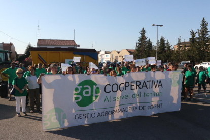 La plataforma contraria a que Tracjusa trate basura (izquierda) y la cooperativa GAP (derecha) se manifestaron al mismo tiempo ante la sede del consell de Les Garrigues.