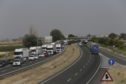 Uno de los camiones implicados en el siniestro múltiple volcó e invadió los dos carriles dirección Lleida. 