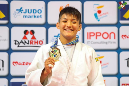 La judoka lleidatana mostra la medalla d’or conquerida.