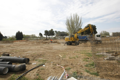 Las obras en el solar de la antigua Hípica de Lleida, que acogerá el nuevo recinto de las ferias.