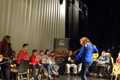 Un moment dels tallers que es van portar a terme ahir al Teatre Muncipal de Balaguer.