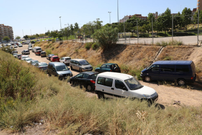 L’àrea per a gossos del passeig central de Xavier Puig Andreu, ahir ple de cotxes aparcats.