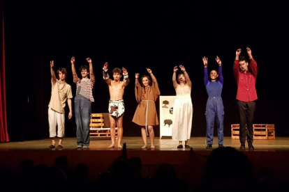La compañía de teatro InHabitants esta integrada por siete jóvenes actores leridanos.