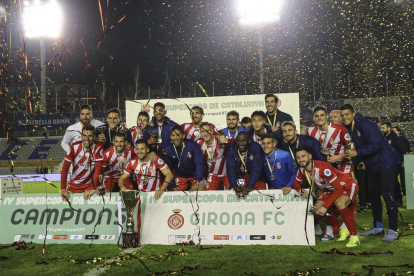 Los futbolistas del Girona celebran el primer título de la Supercopa de Catalunya para el club después de vencer al Barça en Sabadell.