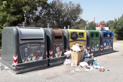 Imatge d’una de les illes de contenidors de Térmens amb bosses d’escombraries tirades al carrer.