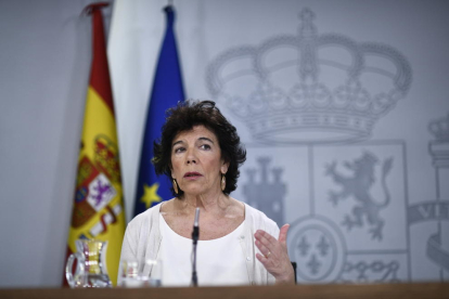 La portaveu del Govern en funcions, Isabel Celaá, en roda de premsa després del Consell de Ministres.