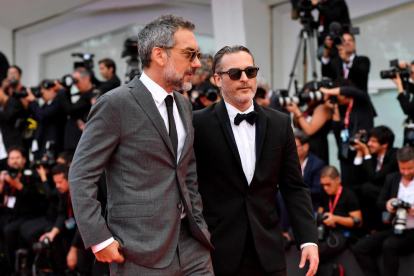 A l’esquerra, Phillips amb Joaquin Phoenix, que encarna el Joker al film. A la dreta, Emmanuelle Seigner, dona de Polanski, que va recollir el premi en la seua absència.
