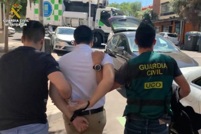 El momento de la detención del ciberestafador en Madrid.