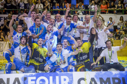 El Lleida Llista celebra su segundo título de la Europe Cup, que ganaron el pasado 28 de abril.