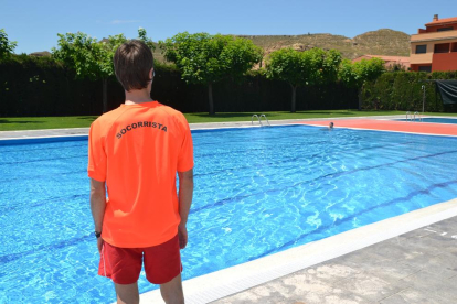 Imagen de archivo de un socorrista en una piscina de las comarcas de Lleida. 