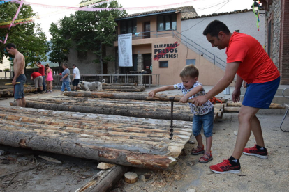 Les noves generacions han participat aquesta setmana en tallers de construcció de rais, a la plaça de l’ajuntament de Coll de Nargó.