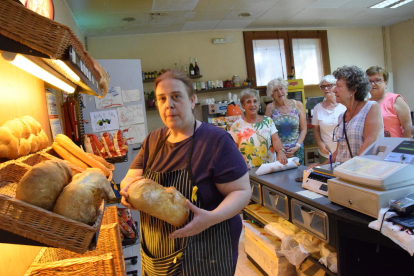 Maribel Castromil en la panadería que lleva con su marido desde hace más de 20 años en Prullans.