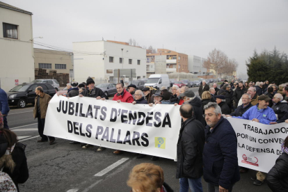 Jubilados de Endesa durante una de las manifestaciones del pasado mes de enero en Lleida ciudad.