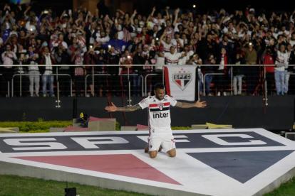 El Sao Paulo presenta a Dani Alves con rango de gran estrella