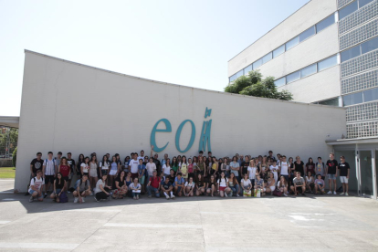 Els 130 alumnes que fan els cursos intensius d’anglès i francès a l’Escola Oficial d’Idiomes posen davant de l’edifici durant una pausa de les classes.