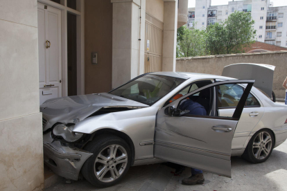 El coche chocó contra un portal de la calle Sant Eloi. 