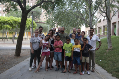 Alguns dels joves sahrauís i famílies d’acollida durant la reunió de dimecres passat a Lleida.