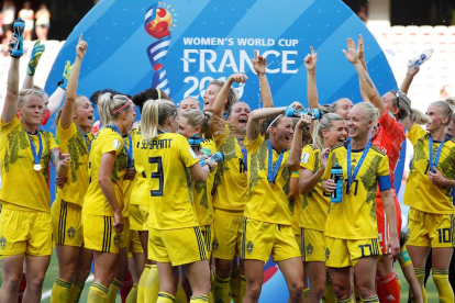 Les jugadores de Suècia celebren la victòria davant d’Anglaterra.
