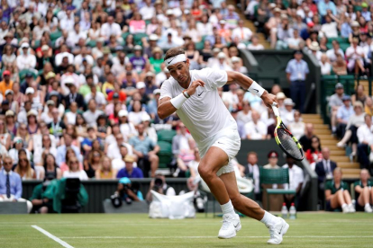 Rafa Nadal, en el partit d’ahir a Wimbledon davant del francès Jo-Wilfried Tsonga.