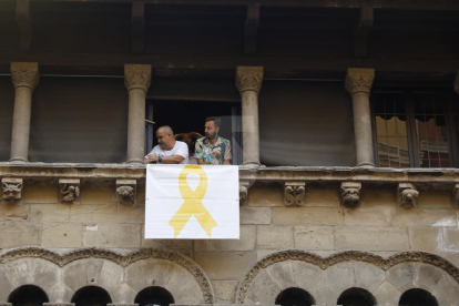 L'ajuntament de Lleida torna a penjar el llaç groc a la façana