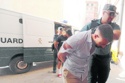 Los detenidos por la violación de Mallorca siendo llevados por la Guardia Civil ante el juez.
