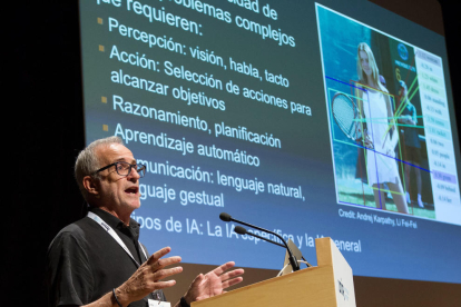 El profesor Ramón López de Mántaras, durante su conferencia 