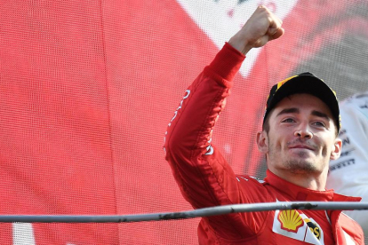 El monegasc Charles Leclerc celebra la victòria a Monza aixecant el puny al podi.