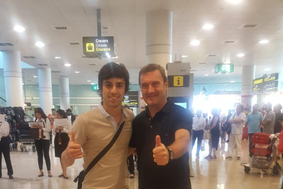 Mauro Giuliani, ayer con Enric Duch en el aeropuerto de El Prat.