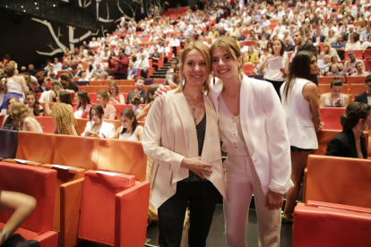 Teresa Bonet y su hija, Meritxell, durante la ceremonia de entrega de orlas de Fisioterapia, en el teatro de la Llotja de Lleida. 