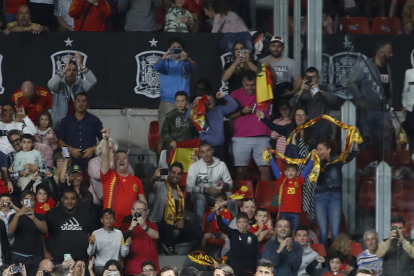 Els jugadors de la selecció espanyola celebren el primer gol, obra de Rodrigo.