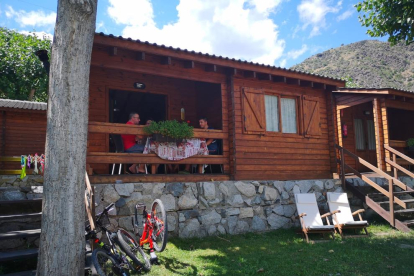Imagen de turistas en un camping del Pallars Sobirà. 