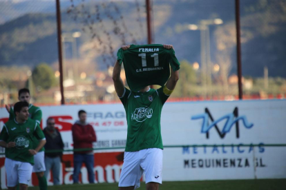 Amine celebra el gol con la camiseta de Francesc Peralta.