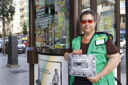 La vendedora de la ONCE Mari Carmen Alfonso, ayer, en su quiosco de la calle Martín Ruano. 