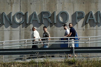Tres de los miembros de ‘La Manada’ abandonando la prisión de Pamplona tras depositar la fianza.
