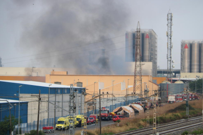 Un incendio quema una nave de productos químicos de un polígono de Tarragona