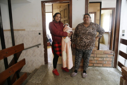 La familia que vive en un piso de los bloques Gaspar de Portolà a la que ayer se le paralizó el desahucio. 