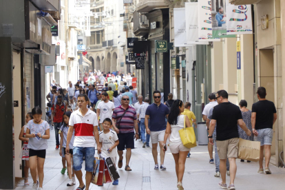 Molts lleidatans van anar a comprar o a passejar ahir per l’Eix, focus del diumenge d’obertura.