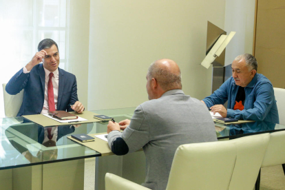 Pedro Sánchez durante la reunión con Sordo y Àlvarez.