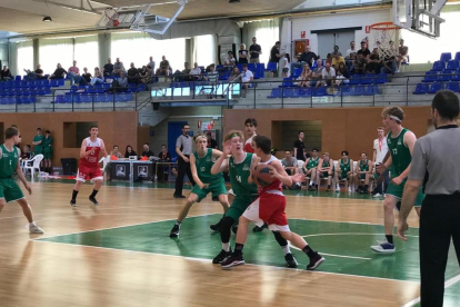 Manresa i Skuru Basket, de Suècia, en el seu partit d’ahir.
