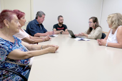 Membres de l’associació de veïns d’Instituts-Sant Ignasi es van reunir ahir amb Ferre.