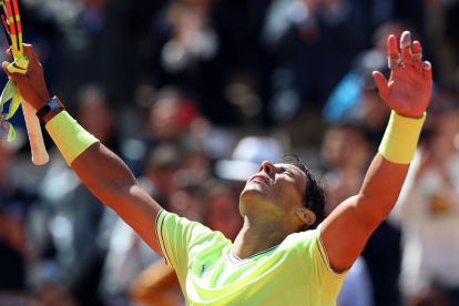 Rafa Nadal celebra la classificació per a una nova final al torneig de Roland Garros.