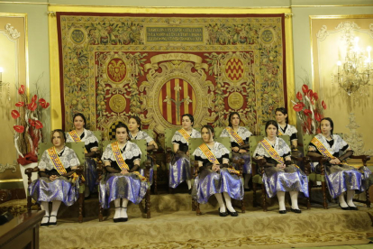Las ‘pubilles’ de Lleida, vestidas con el traje tradicional, en el pregón de las últimas Festes de Maig.
