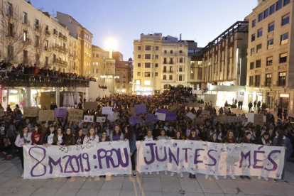 La plaza Sant Joan, final de la manifestación convocada por Marea Lila,  a rebosar. 