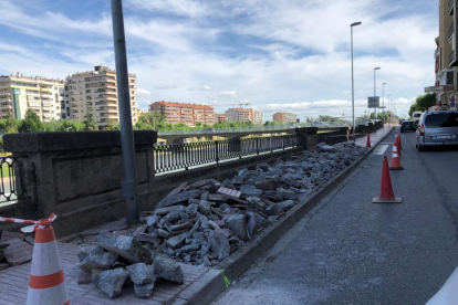 Las obras que se ejecutan en la calle de la Banqueta de Balaguer para evitar inundaciones.