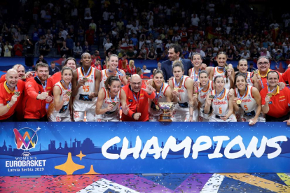 Las jugadoras y cuerpo técnico de la selección española celebran el título continental conquistado en Belgrado.