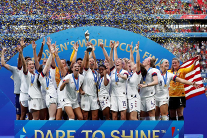 Les jugadores d’EUA celebren el títol mundial conquerit ahir a França davant d’Holanda.