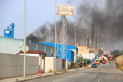 Crema un magatzem de productes químics en un polígon de Tarragona