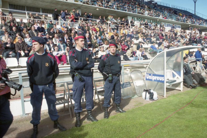 A la comissaria de Lleida hi ha una vitrina on s’exposen elements històrics dels Mossos.