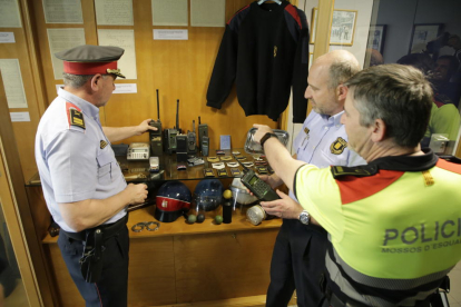 A la comissaria de Lleida hi ha una vitrina on s’exposen elements històrics dels Mossos.